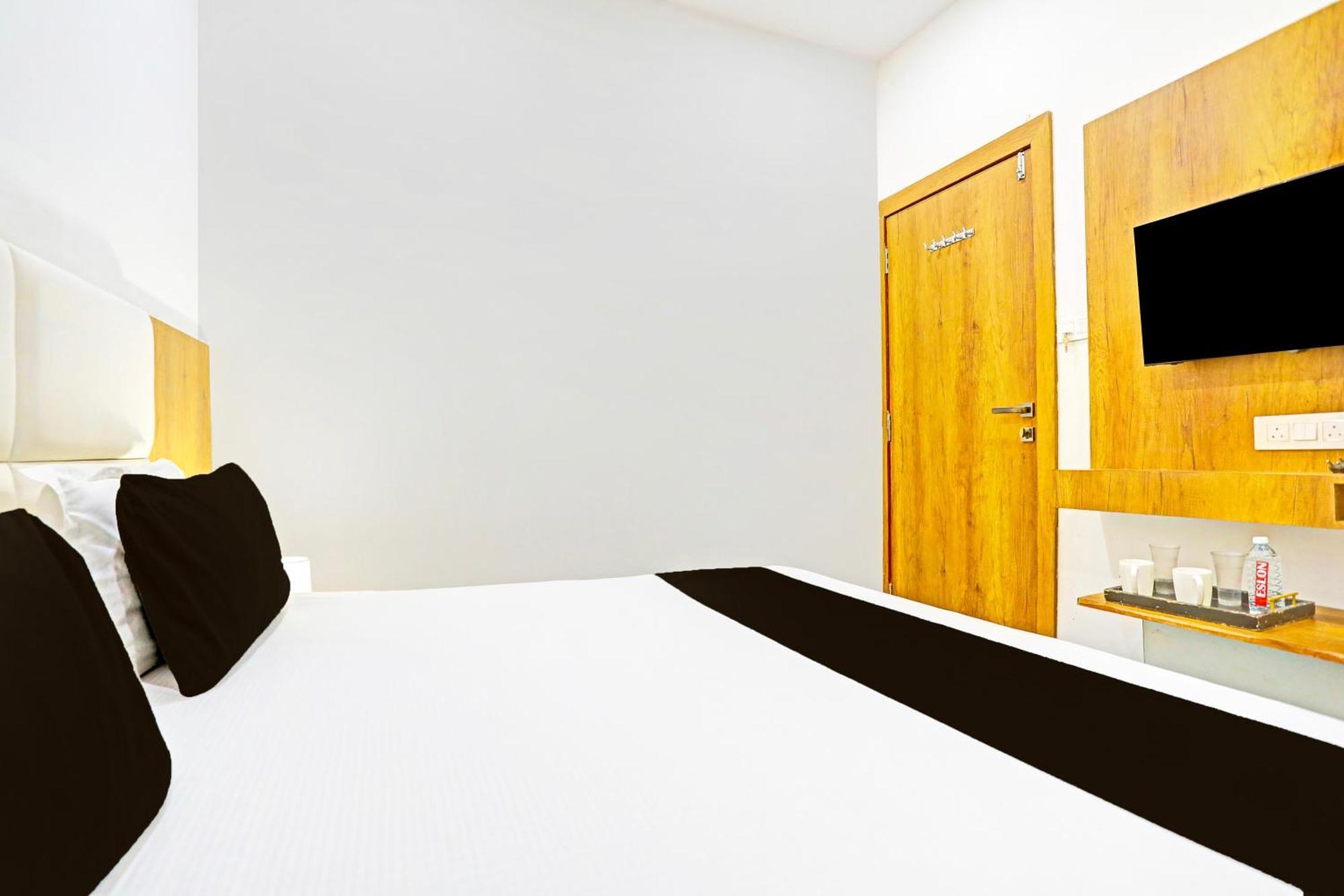 Super Collection O Adajan Formerly Hotel Western Inn Surat Exterior photo
